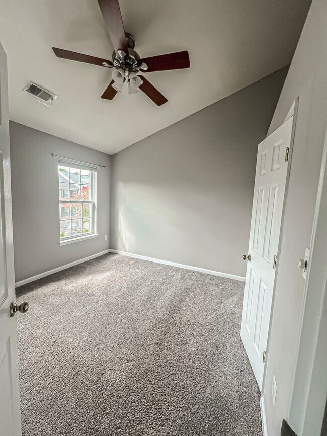 Building Photo - Stunning 3 Bed 3.5 Bath Brick Colonial End-Unit Townhome In Vibrant Kingstowne Community