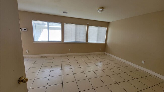 Building Photo - Beautiful House in family friendly community