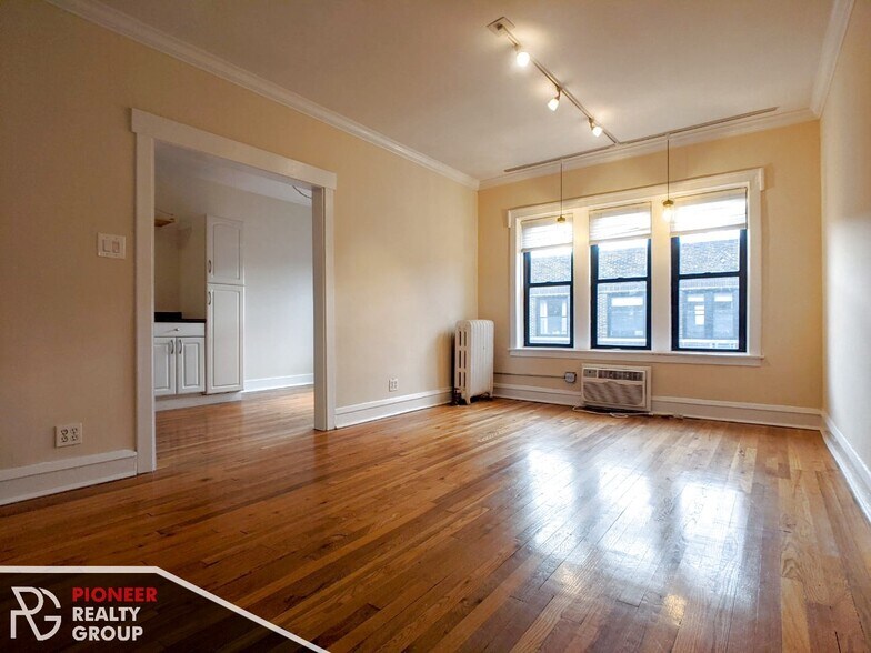 Building Photo - 736 W Addison St