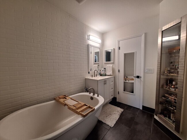 Building Photo - Designer-Remodeled Gem in Ashington Park |...