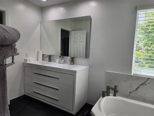 Building Photo - 9700 SW 16th Ct