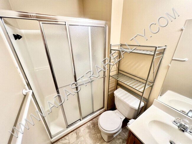 Building Photo - Spacious Gardner Duplex-Available in NOVEM...