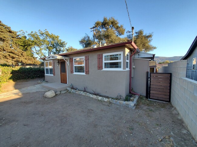 Building Photo - Remodeled 2-bedroom 1 bath plus Bonus Room...