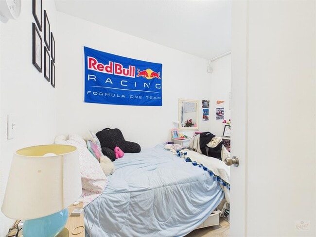 Building Photo - 911 W 22nd St