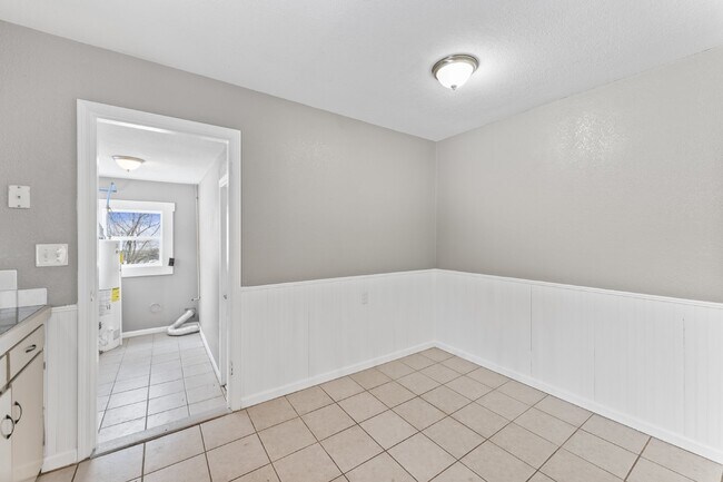 Building Photo - 2 Bedroom Home with Spacious Fenced In Yard!  1st Month's Rent is Free!*
