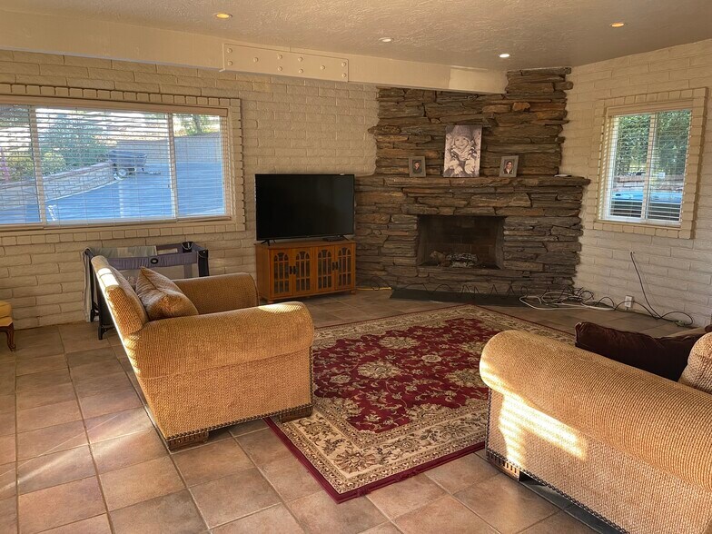Building Photo - 40500 Avenida La Cresta