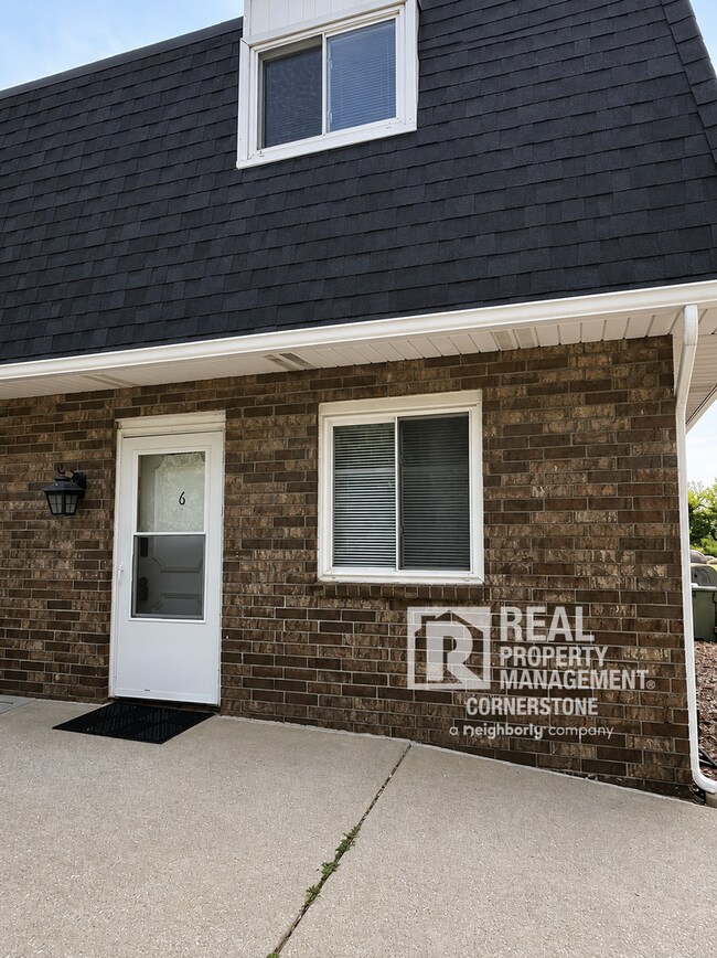 Building Photo - Spacious 2BR Townhome in Gull Lake Schools | Dog Friendly