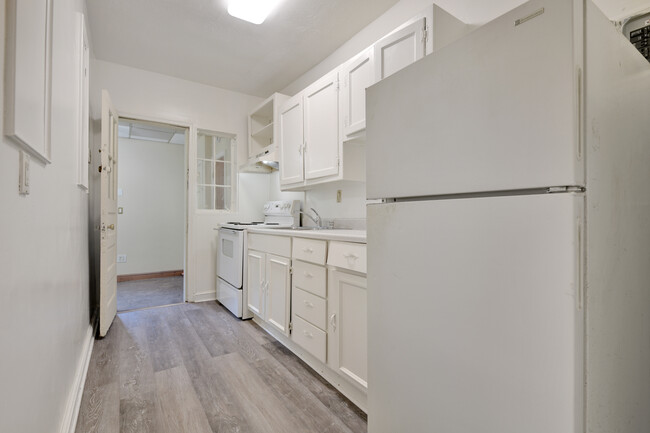 Building Photo - 1221 Raum St NE