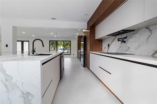 Building Photo - 5420 Lincoln St