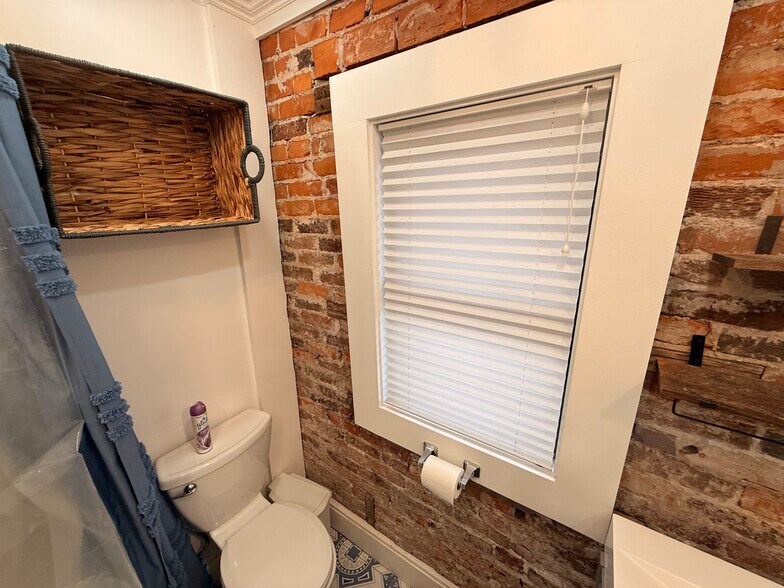 Building Photo - 675 Linwood Ave