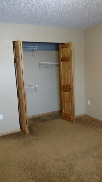 6280-6200 D 1B Master closet - Kensington