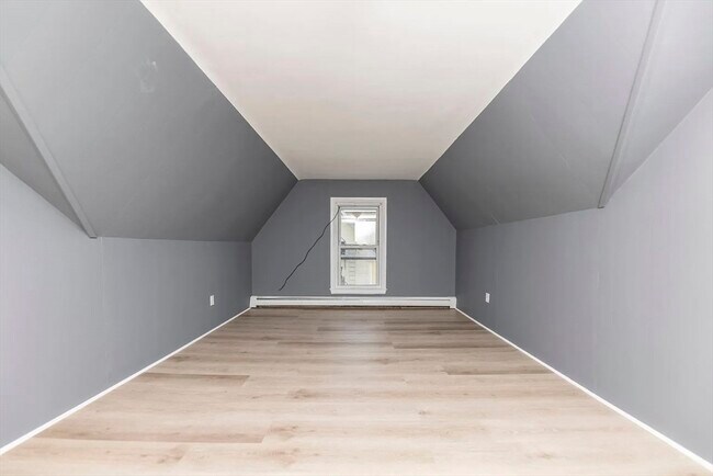 Building Photo - 10 Clinton St