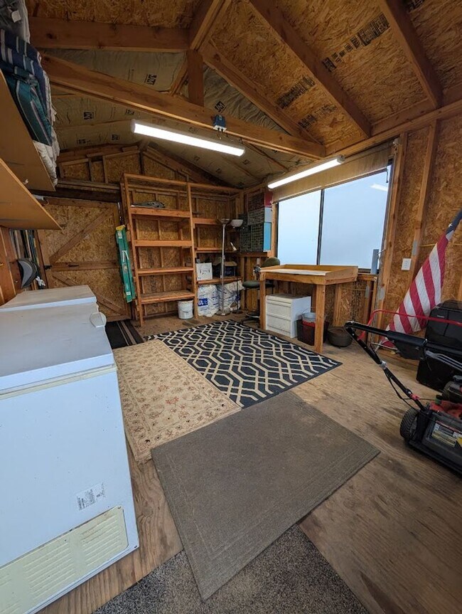 Building Photo - 820 Crest Dr