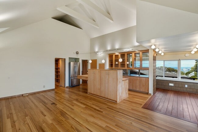 Building Photo - Lovely 2/2 Makiki Heights Home - Utilities...