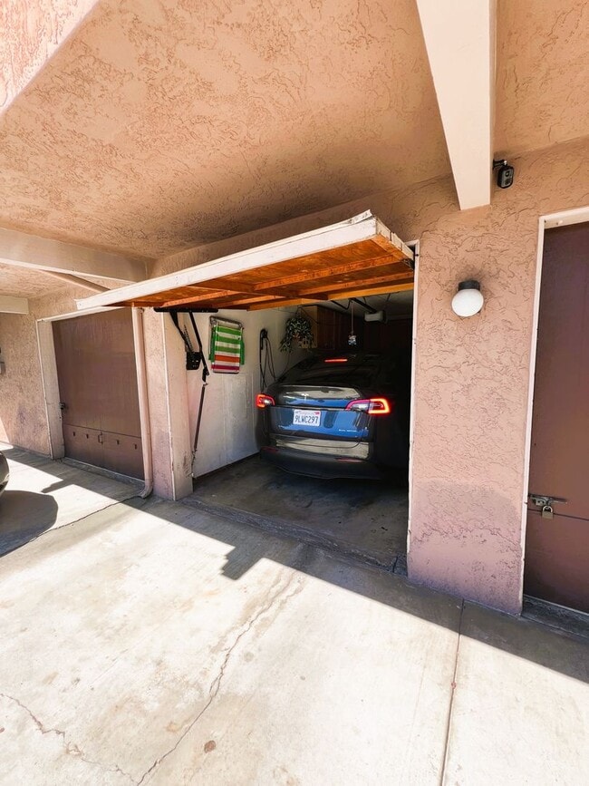 Building Photo - Updated 2 Bedroom, 1 Bath in North Park w/...