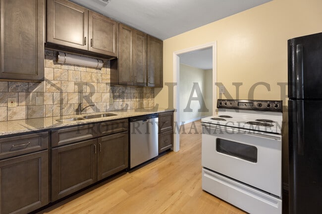 Building Photo - 1022 S Yale St