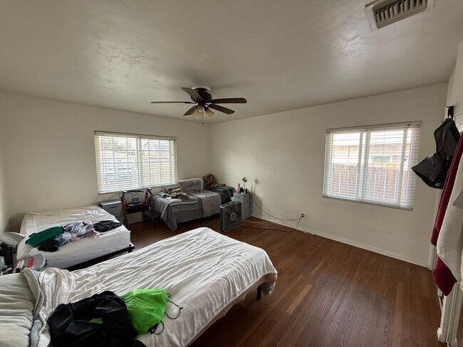 Building Photo - 5223-5225 E Falls View Dr