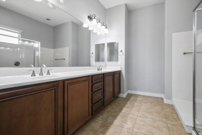 Building Photo - 4 Bedroom + Den Single Family in Peoria