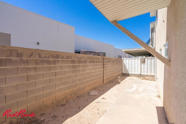 Building Photo - New Carpet! Spacious 5-Bedroom Townhome