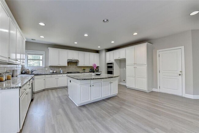 Building Photo - 4805 Shelbourne Dr