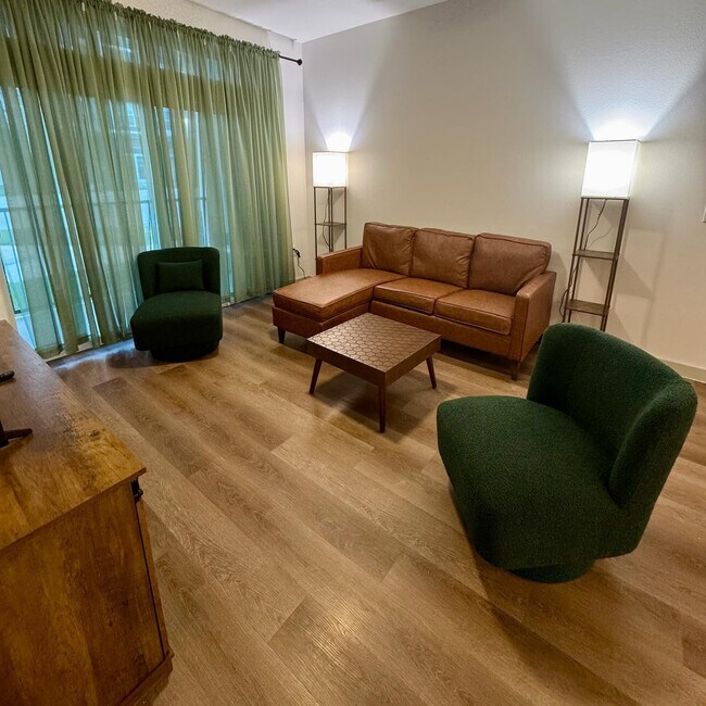 Primary Photo - 1301 Leah Ave