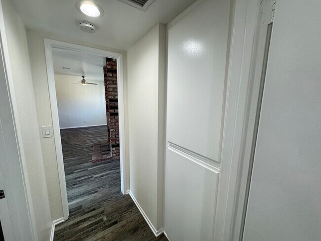 Building Photo - 5382 Circle Dr