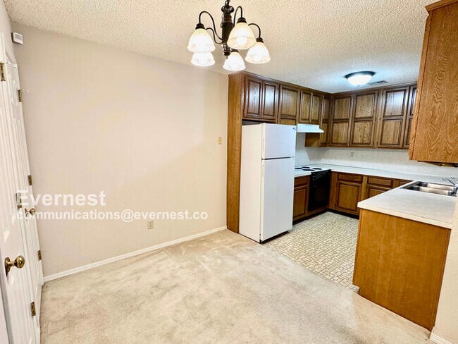 Building Photo - Lovely 2-Bedroom Home with Modern comforts...