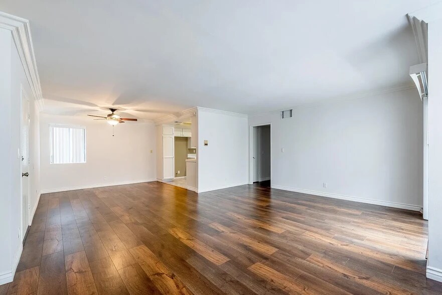Building Photo - 17155 Chatsworth St