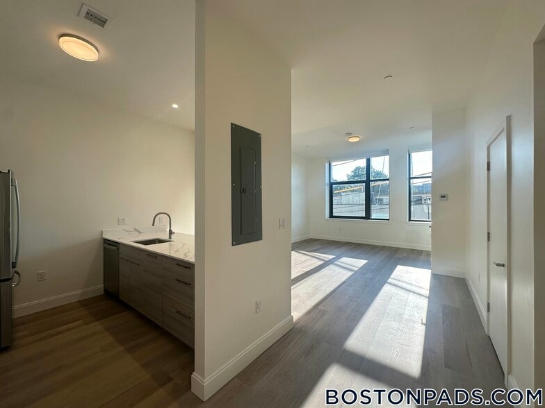 Building Photo - 1079 Commonwealth Ave