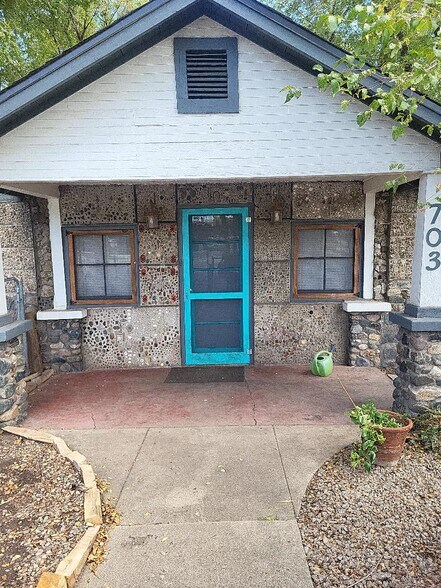 front porch - 703 N Walnut St