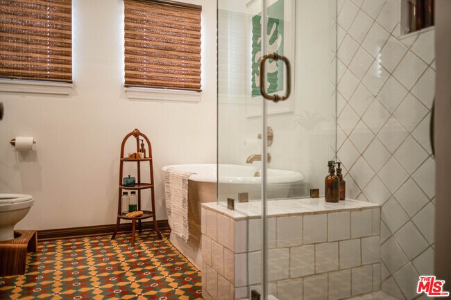 Building Photo - 6101 S Mansfield Ave