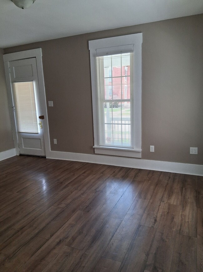 Building Photo - Charming Newly Renovated Spacious Double