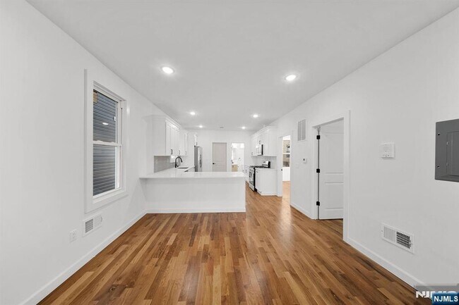 Building Photo - 319 William St