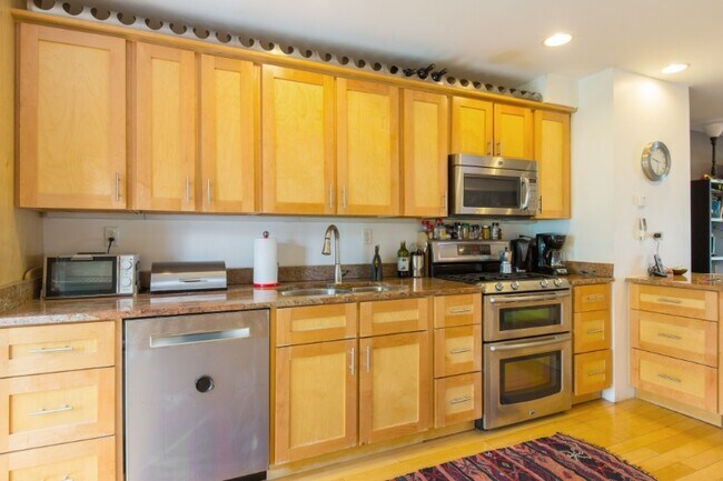 Building Photo - 396 Dean St