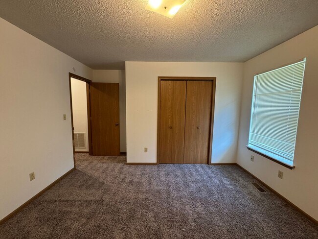 Building Photo - 3570-3572 Prescott Dr