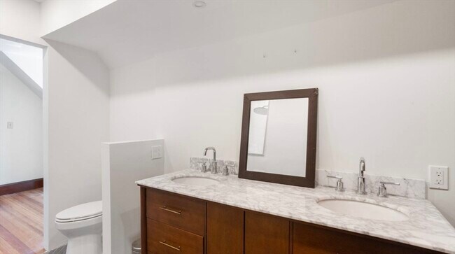 Building Photo - 92 Litchfield St