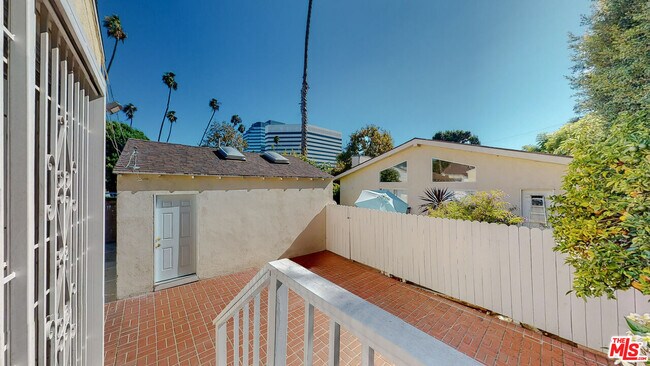 Building Photo - 1107 S Bundy Dr