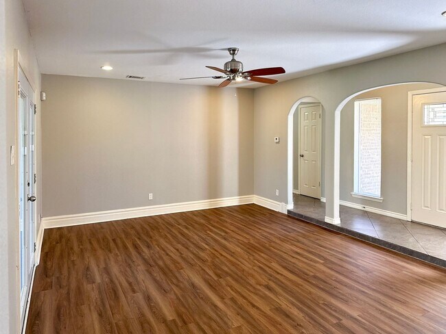 Building Photo - 4 Bedroom / 2 Bath / 2 Car Garage