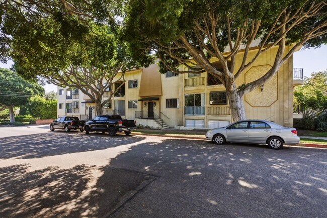 Building Photo - HUGE 2 bed 2 bath in Prime Santa Monica!