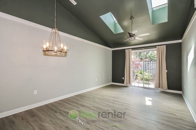 Building Photo - Gorgeous  Townhome - 2 Br/2 Bath, Pet-Friendly. Just  a short walk from UNCW in Wilmington!