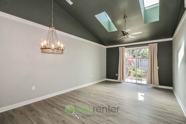 Building Photo - Wilmington - 2 Bdrm, 2 Bath, 2100 Sq Ft, Pet-Friendly