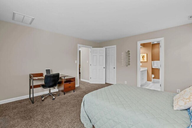 Building Photo - Location meets effortless living in this beautiful END UNIT townhome