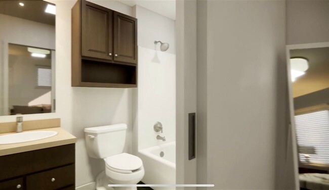 Building Photo - Ground Floor 2 Bed/2 Bath Unit with Great ...