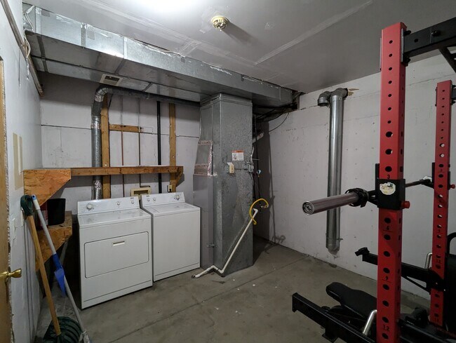 Building Photo - 912 S Paris Ct