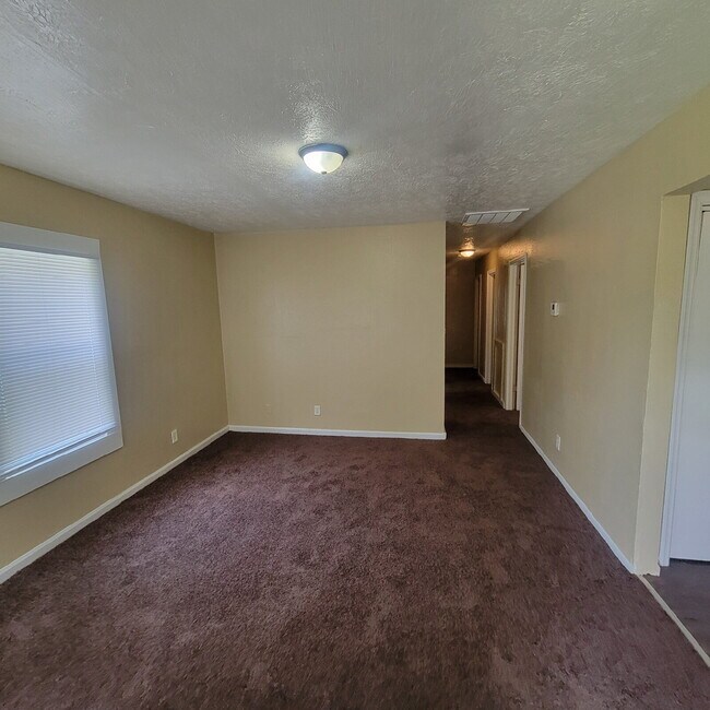 Building Photo - 4BR/1.5BATH House near Fairgrounds!