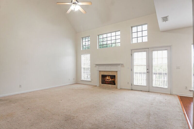 Building Photo - 164 Village Ln