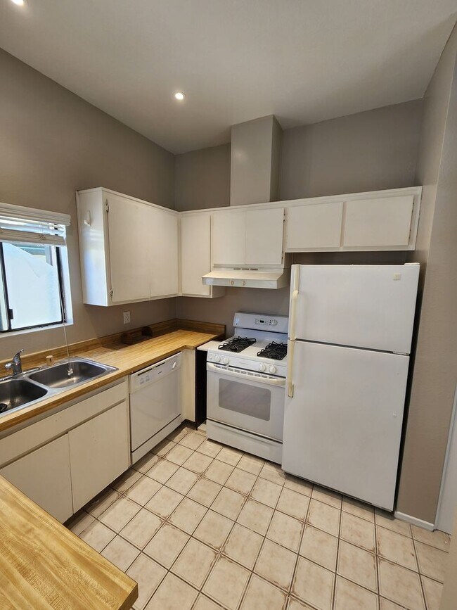Building Photo - 2 Bedroom Condo in UTC with Garage