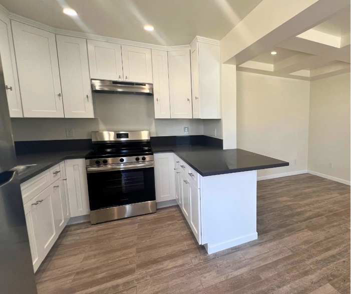 Building Photo - 12019 Sycamore St