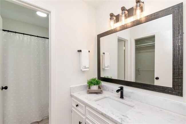 Building Photo - 1117 Pinemont Dr