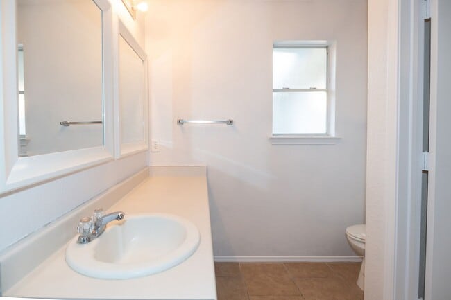 Building Photo - Nestled in Round Rock neighborhood.